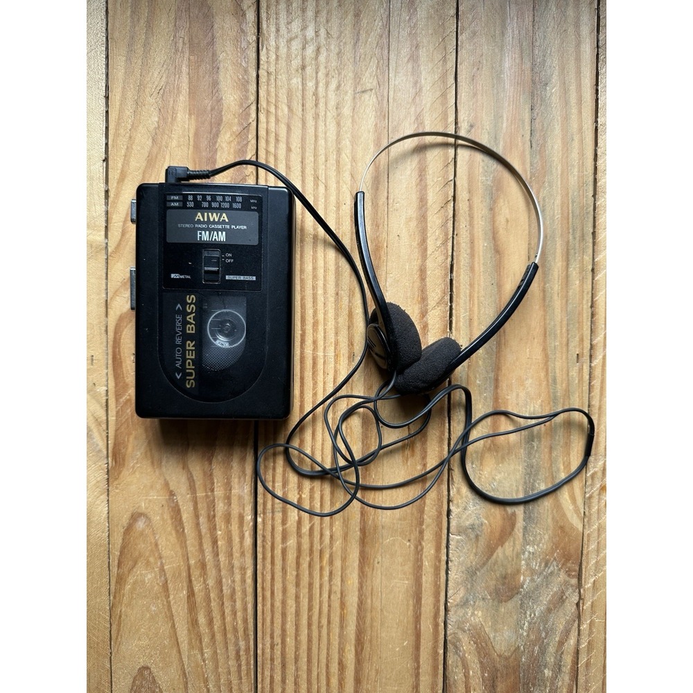 VINTAGE Aiwa HS-T210 Super Bass FM/AM Stereo Radio w/ HP-M16 Headphones WORKS